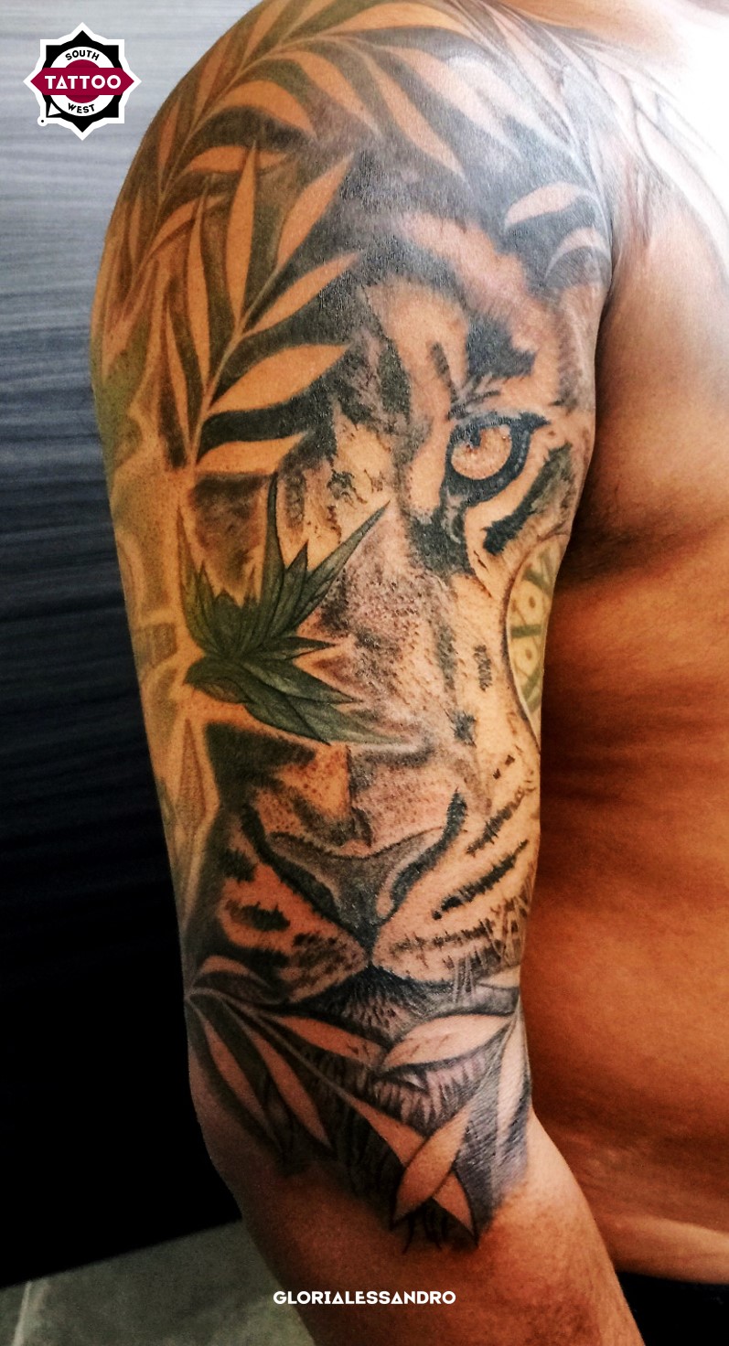 Tatuaggio su braccio con tigre e foglie - Gloria Alessandro