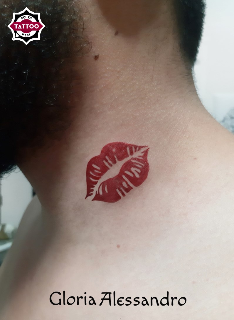 Tatuaggio su collo: bacio labbra rosse - Gloria Alessandro