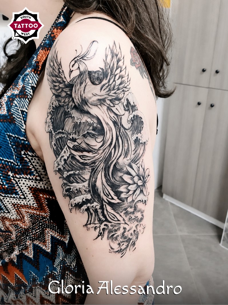 Cover: tatuaggio con fenice che risorge dall'acqua - Gloria Alessandro